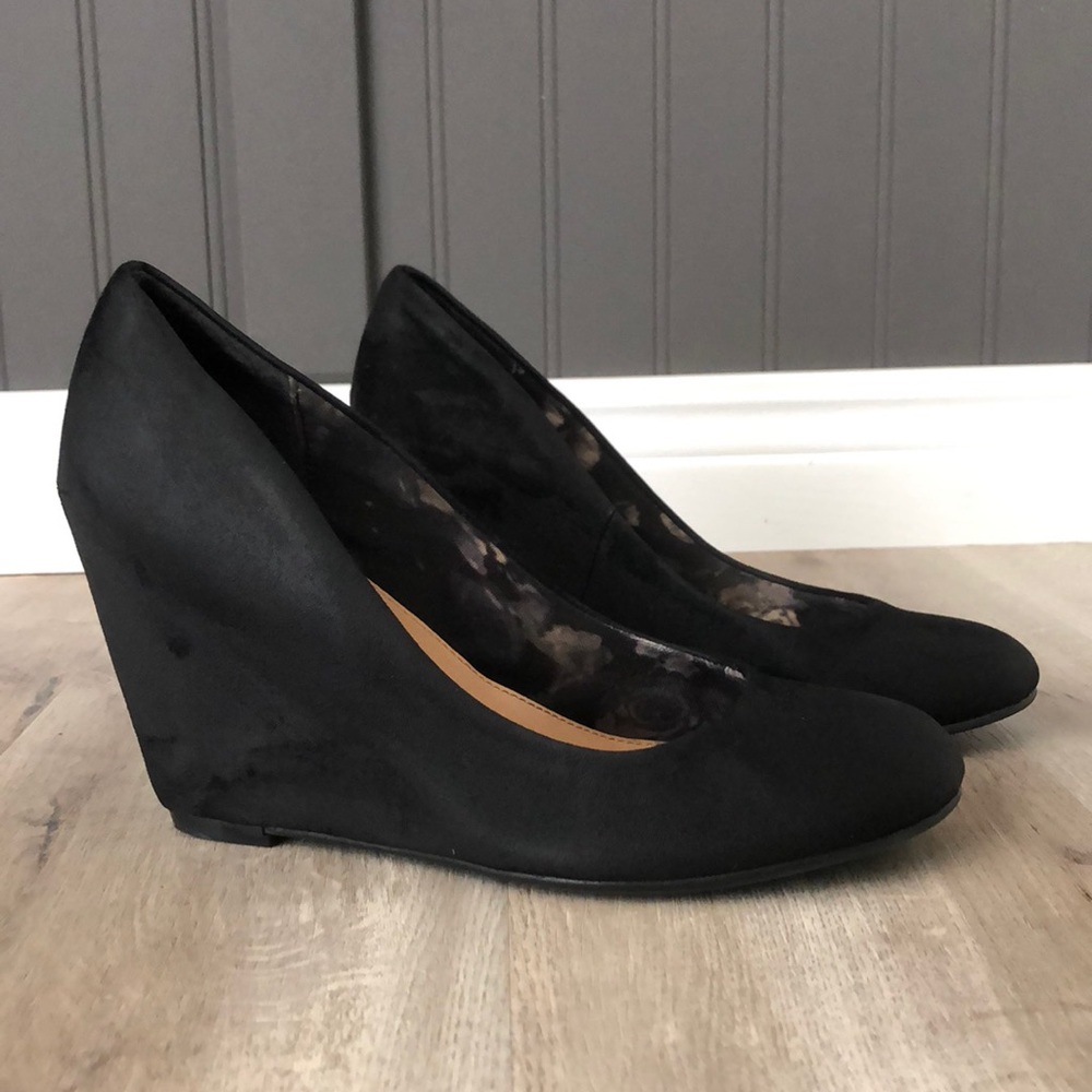 classic black wedges size 7
